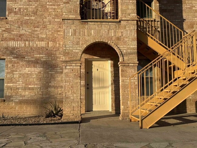 Building Photo - 4502 Llano Rd