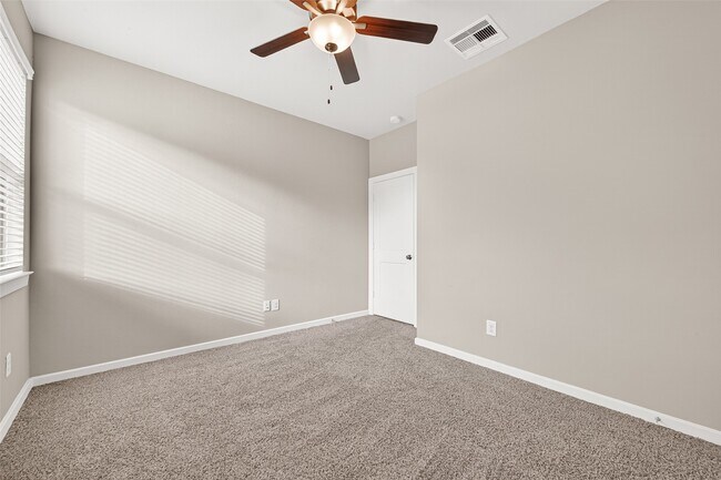 Building Photo - 9442 Starlight Oak Dr