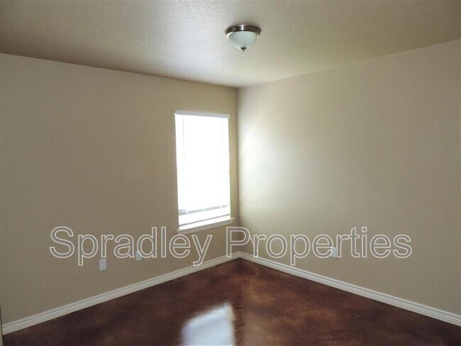 Building Photo - 915 Laila Ln