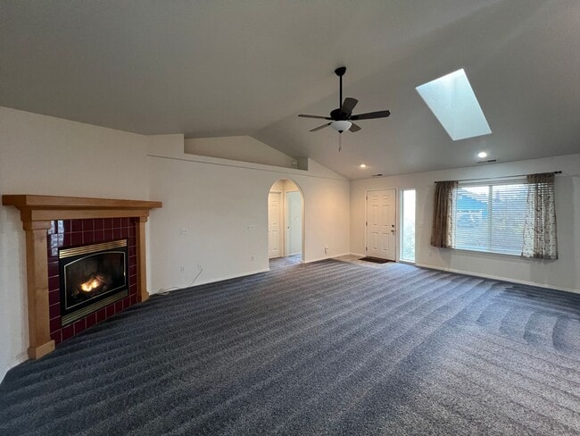 Building Photo - Open Concept Living Close to Downtown Gran...