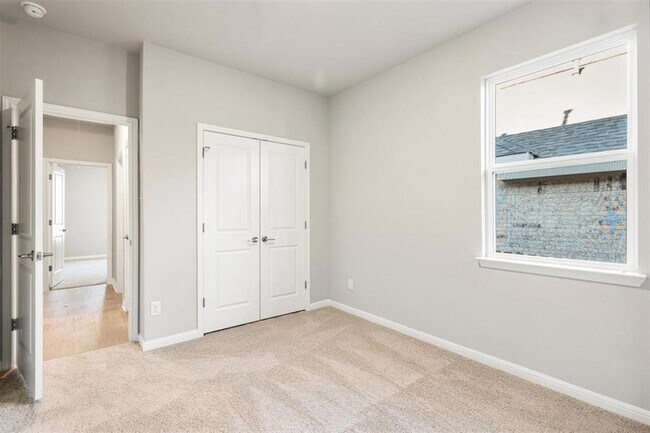 Building Photo - 204 Grn Knl Ln