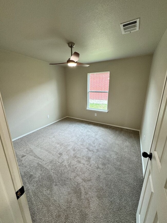 Building Photo - Beautifully 3 Bed, 2 Bath Renovated Home Near Austin – Spacious Layout & Community Perks