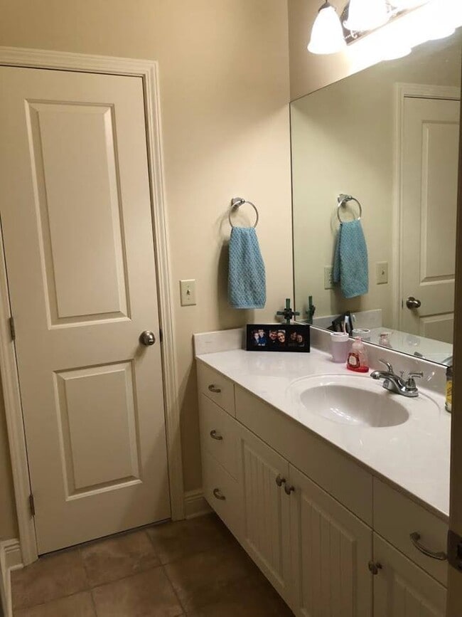 Building Photo - Charming 3 Bedroom 2 bath cottage