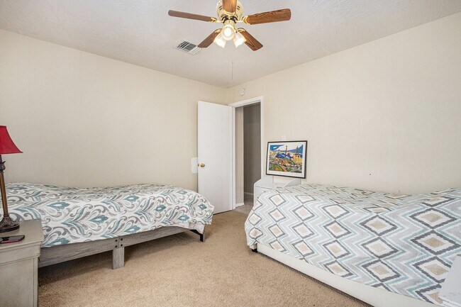 Building Photo - 800 Country Pl Dr