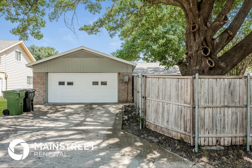 Building Photo - 2904 Chancellor Dr