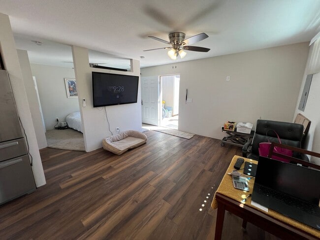 Building Photo - Newly Remodeled 1 Bedroom