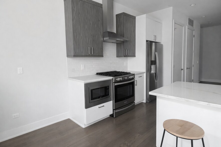 Building Photo - 2217 W Madison St