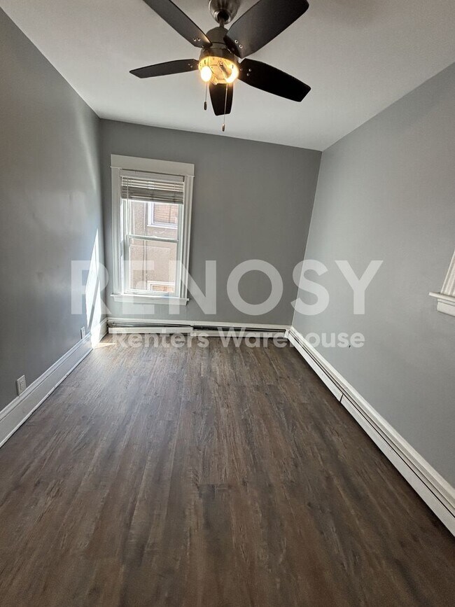 Building Photo - Available now is 2 Bedroom 1 Bath unit in Minneapolis