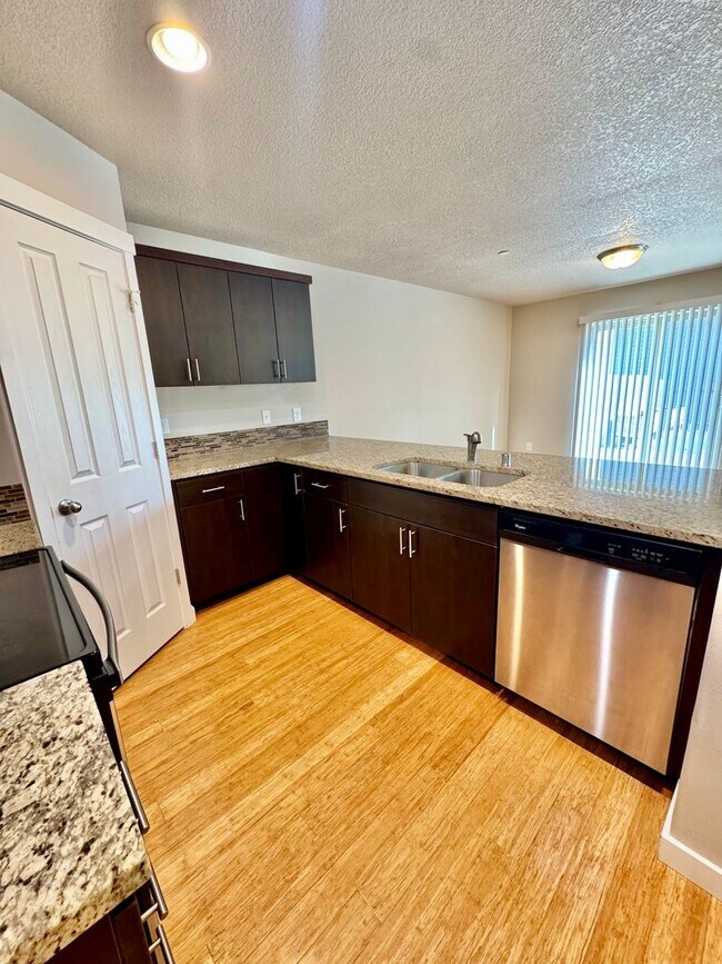 Building Photo - Ask about free rent... Nearly New, wonderf...