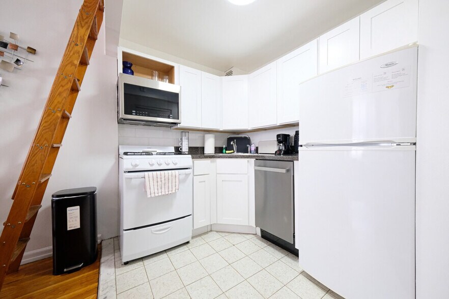 Building Photo - 32 W 86th St