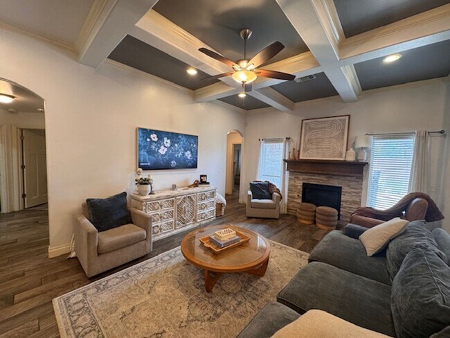 Building Photo - WOW! This home has it all, 3 full bathrooms, 5 true bedrooms AND a bonus room. great outdoor spac...