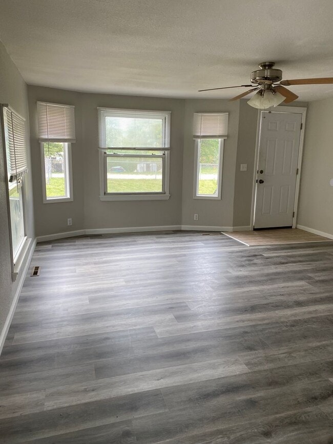 Building Photo - Cute house with a nice fenced yard