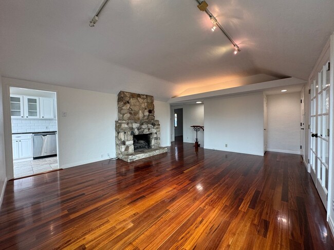 Building Photo - Stunning 2 Bedroom and 2 Bathroom Back Hou...