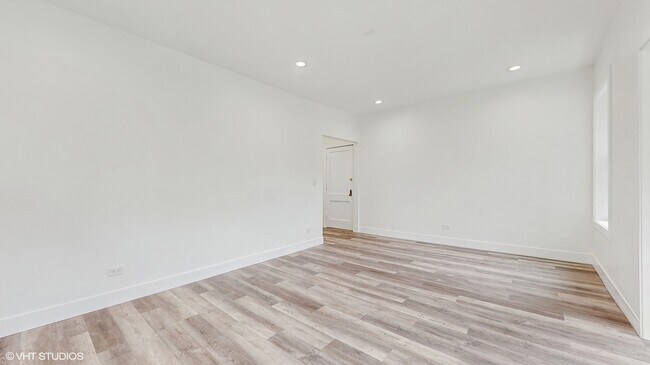 Building Photo - 6500 N Bosworth Ave