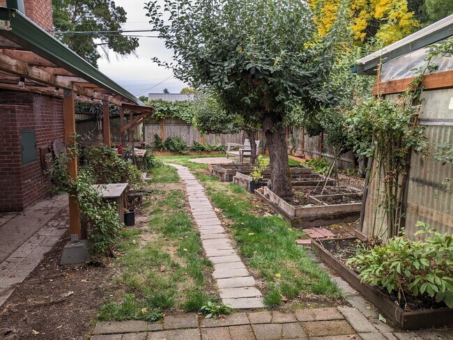 Building Photo - 1005 Clark