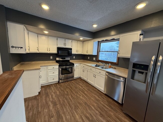 Building Photo - Welcome to this charming 3-bedroom, 2-bathroom home located in the heart of East Grand Forks, MN.