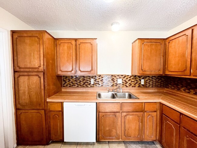 Building Photo - Available NOW!!!! This charming 1 story, 3 bedroom, 2 bath house could be your next home! Beautif...