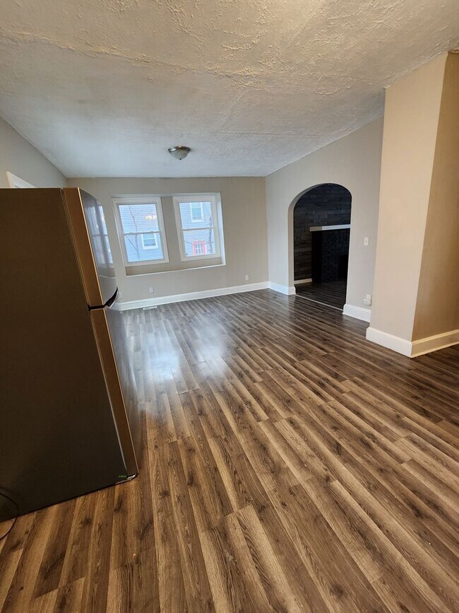 Building Photo - 3 Bedroom House for Rent on W 25th - MOVE IN READY AND CLEAN