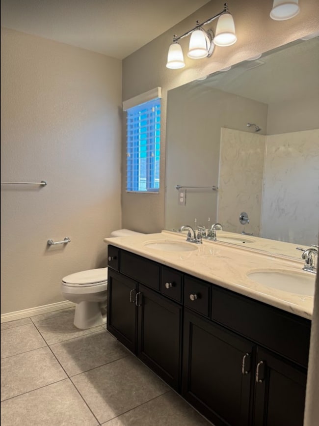 Building Photo - Large Stunning 5 Bedroom Home in the South...