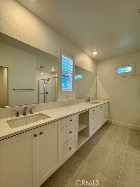 Building Photo - 450 Lobata