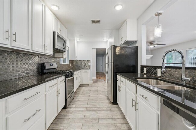 Building Photo - 4705 N Miller Ave