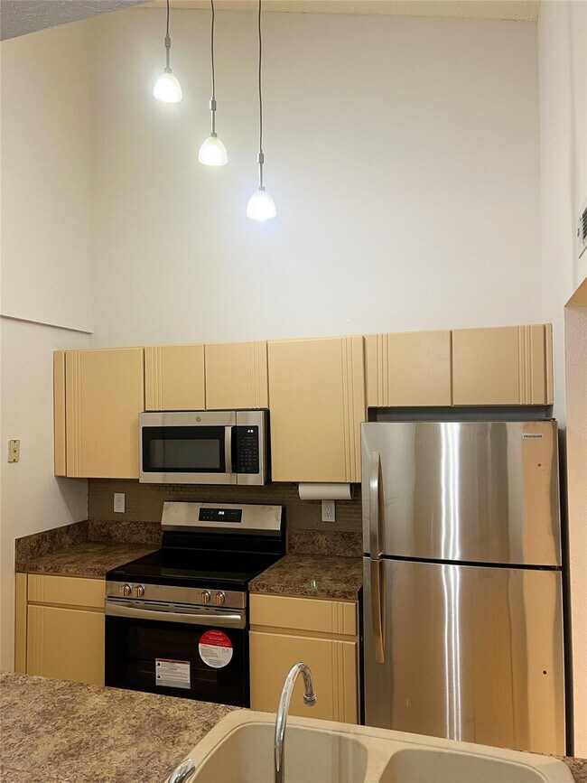 Building Photo - 2850 N Oakland Forest Dr