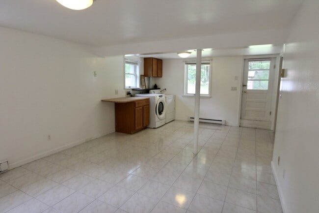 Building Photo - 4 Bedroom 3 Bath Well Kept House in West H...