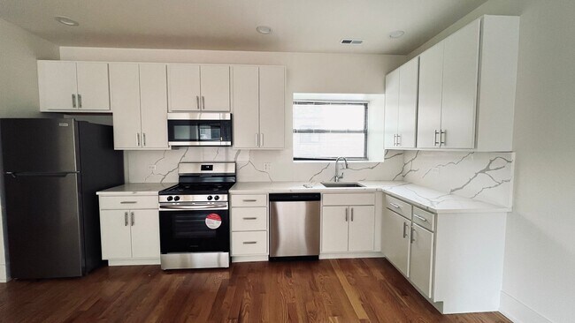 Building Photo - New Renovation 2 BR/2 BA right by the lake!