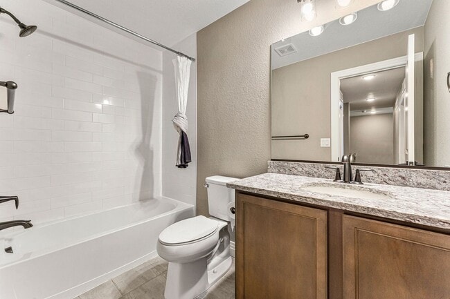 Building Photo - Modern Townhome in Commerce City!