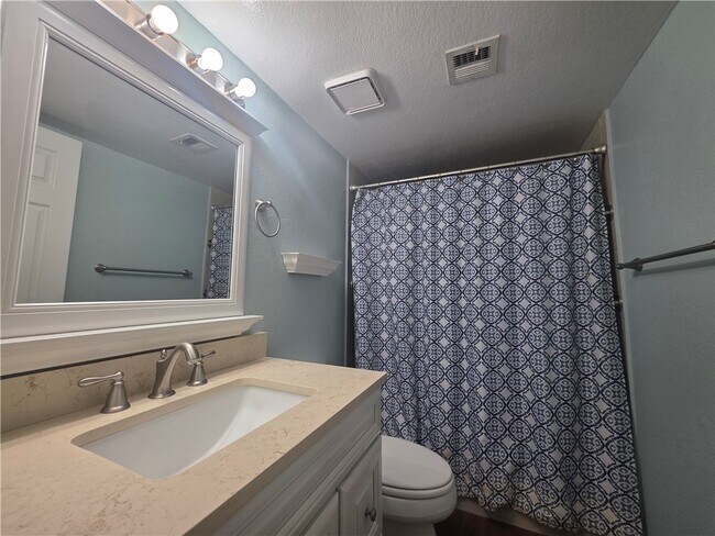 Building Photo - 1800 Club House Dr