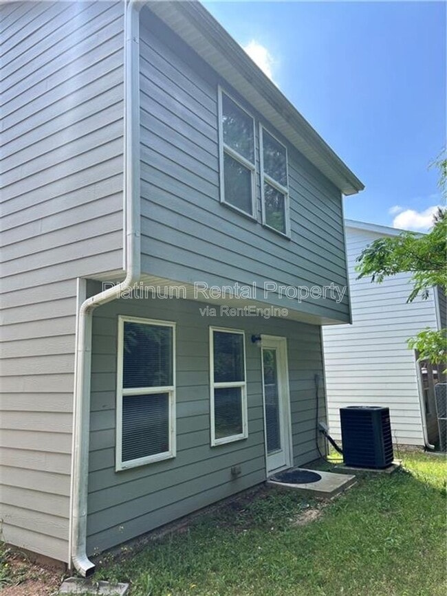 Building Photo - 2056 Belmont Cir NE