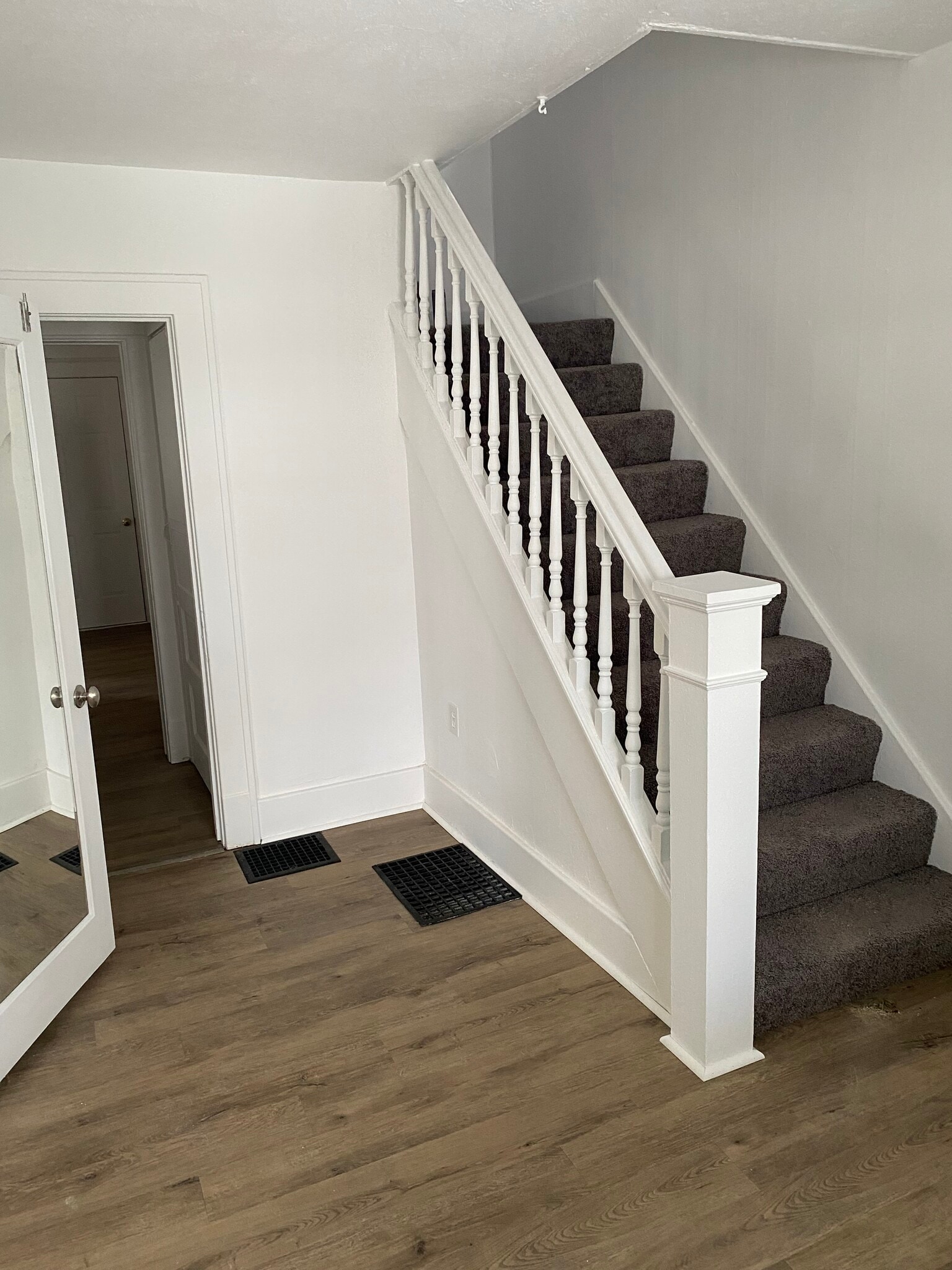 Entryway - 904 W 26th St