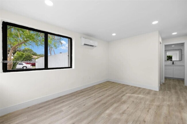 Building Photo - 331 W 40th Pl