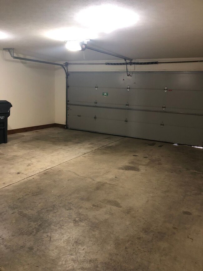 Building Photo - 2 Bedroom / 1.5 Bath Condo