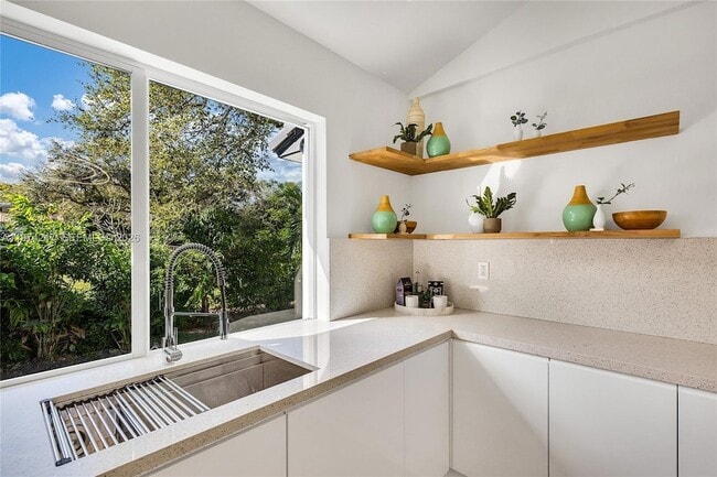 Building Photo - 667 NE 105th St