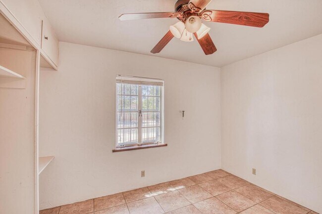 Building Photo - 1304 E Linden St