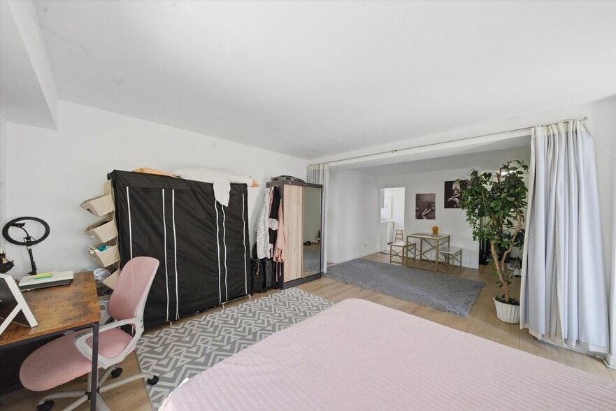 Building Photo - 6030 N Sheridan Rd