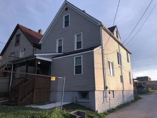 Building Photo - Updated 5BR/1.5BA Rent to Own Single Family Home