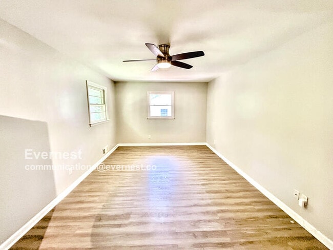 Building Photo - 1584 Camelot Cir
