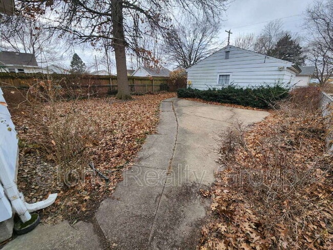 Building Photo - 2419 Layher Ave