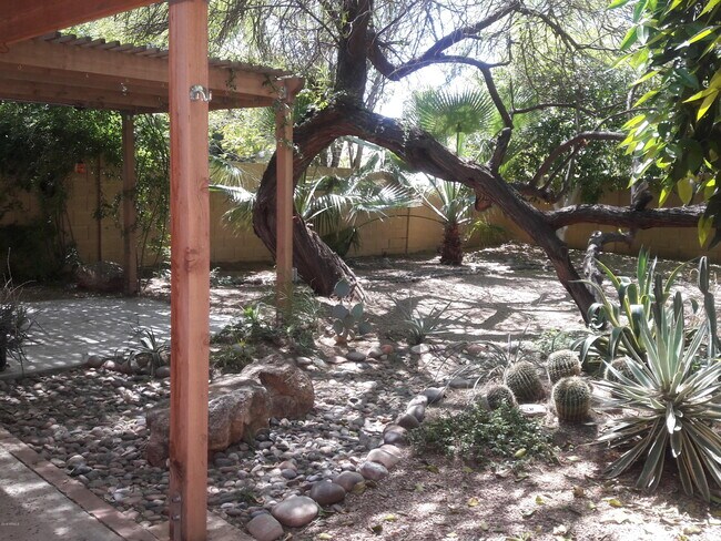 Building Photo - 15852 N 50th St