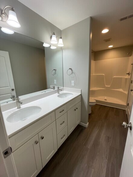 Building Photo - 5918 Knox Hill Way