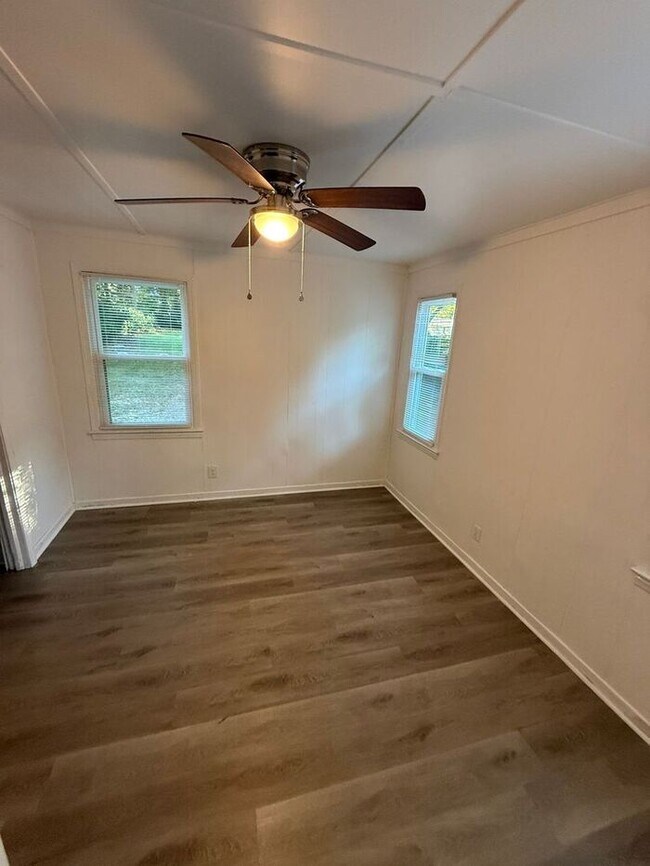 Building Photo - 605 Betty St