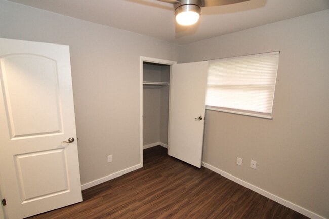 Building Photo - 4 bedroom 1 bathroom SF House