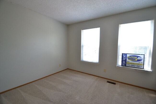 Building Photo - 2 Bed 1 Bath Townhome Centrally Located