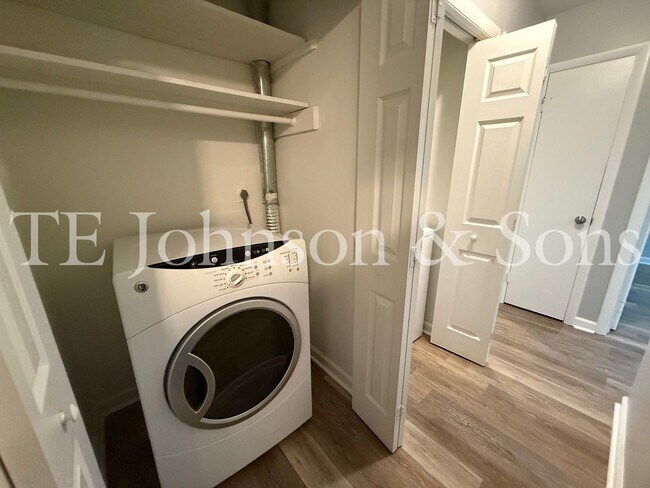 Building Photo - Modern Comfort with a Fenced Yard in Winston-Salem