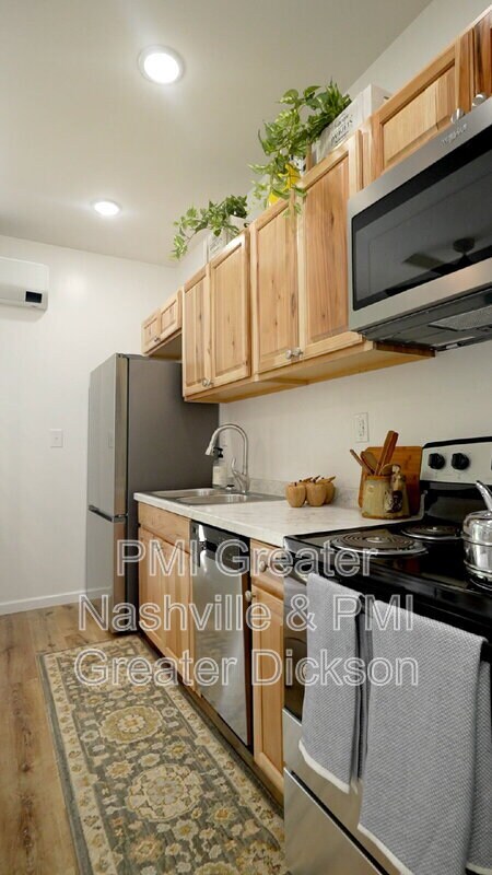 Building Photo - 924 Andrea Ave