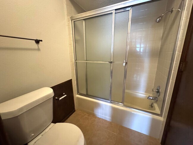 Building Photo - Gorgeous 3 bedroom 2.5 bathroom Duplex home!