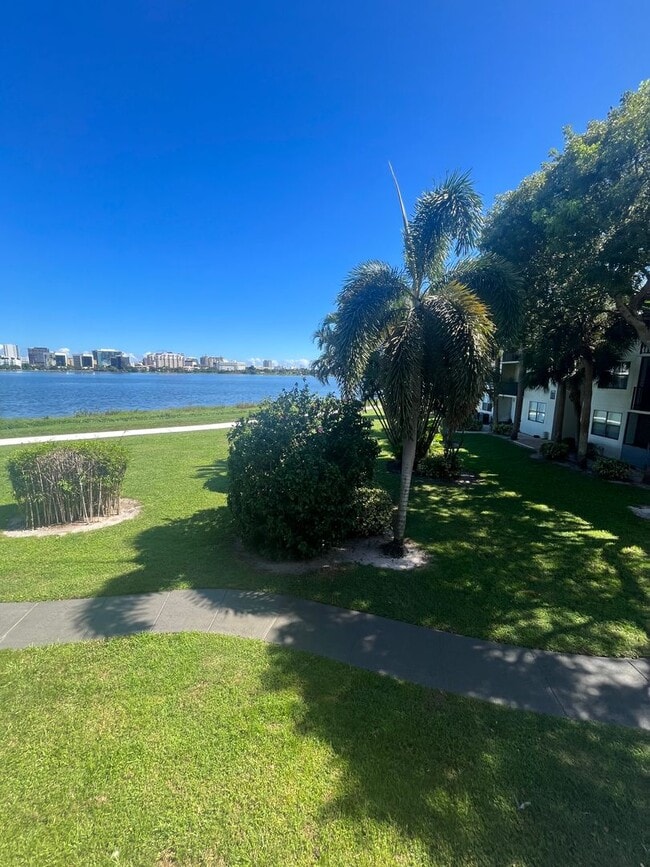 Building Photo - RENOVATED ONE BEDROOM ONE BATHROOM WITH LA...