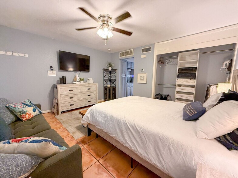 Building Photo - 14898 Granada Dr